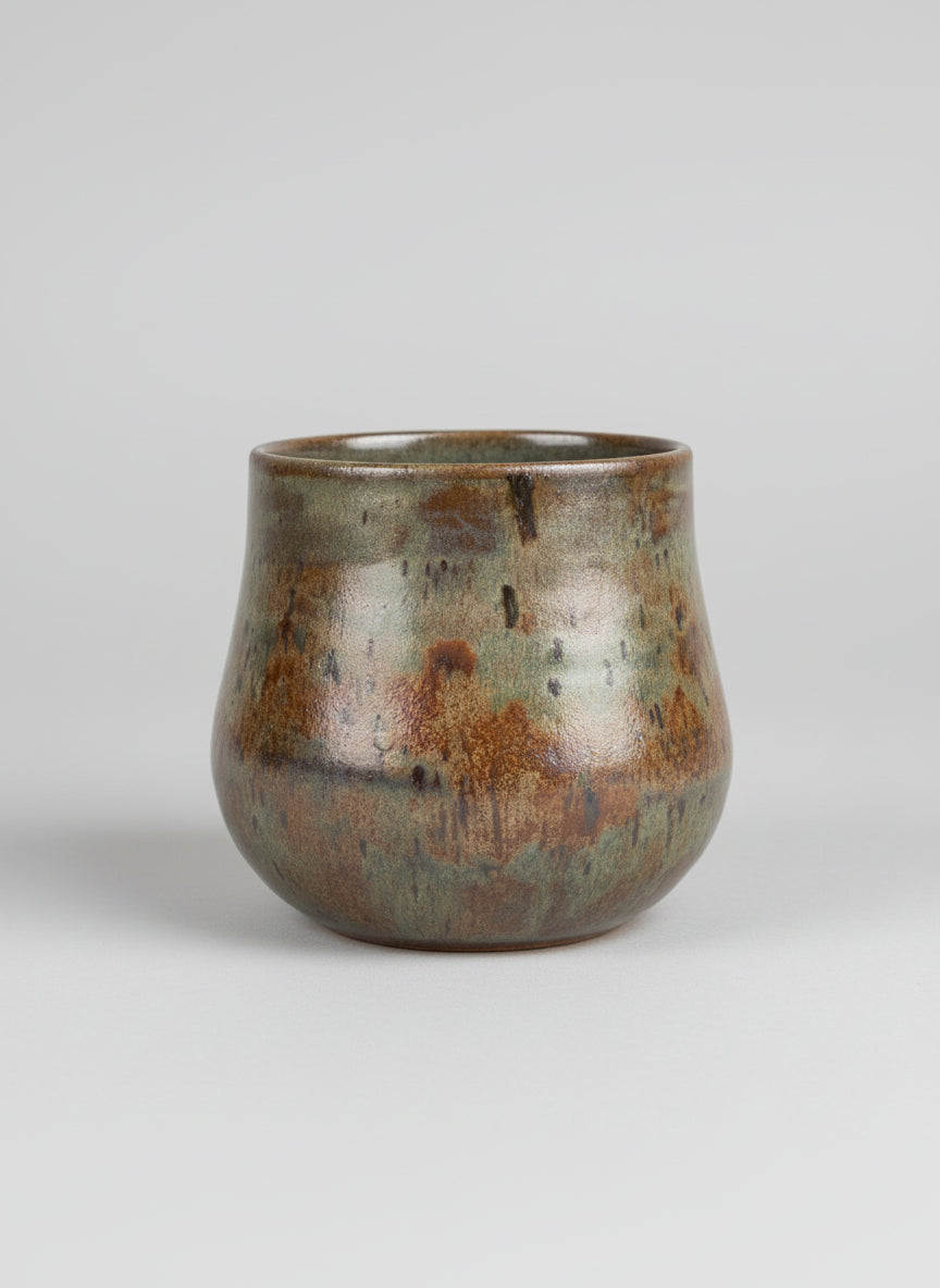 Ceramic pot with a metallic effect glaze 